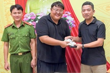 Du khách Hàn Quốc cảm kích nhận lại chiếc túi có hơn 33 triệu đồng đánh rơi