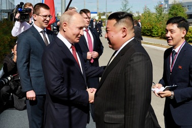 Ông Putin bắt tay ông Kim Jong-un tại sân bay vũ trụ Nga