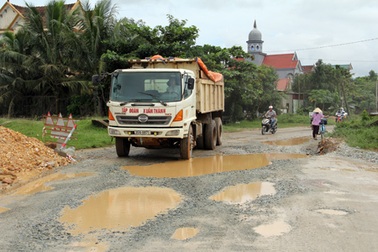 Mưa lớn, con đường "đẹp nhất nước" càng thêm xấu xí