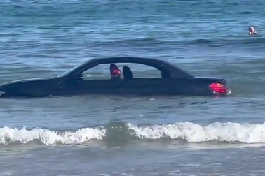 Chiếc BMW mui trần bị cuốn trôi ra biển vì sai lầm khó tin của nữ tài xế