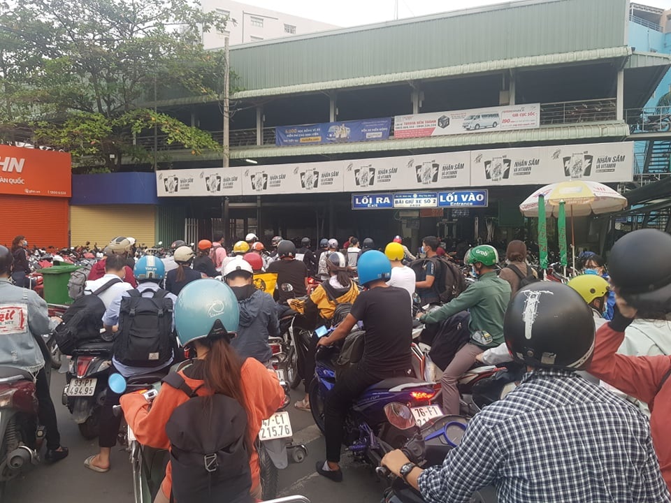 Người dân ra bến xe về quê nghỉ lễ 30/4 .jpg Người dân ra bến xe về quê nghỉ lễ 30/4 .jpg