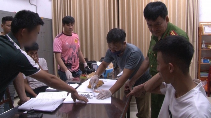 Lực lượng chức năng kiểm tra tang vật thu giữ được. Ảnh: CA cung cấp