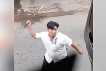 Cầm gậy 3 khúc đập gương xe ở TPHCM trước lời thách thức của tài xế