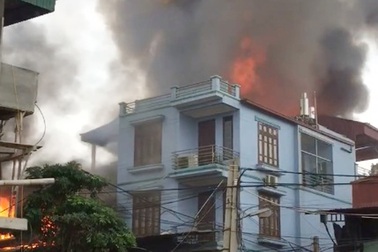 Hà Nội: Cháy dữ dội tại cửa hàng bán đồ gỗ nội thất