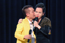 Minh Nhí ôm Việt Hương khóc nức nở khi lập sân khấu mới