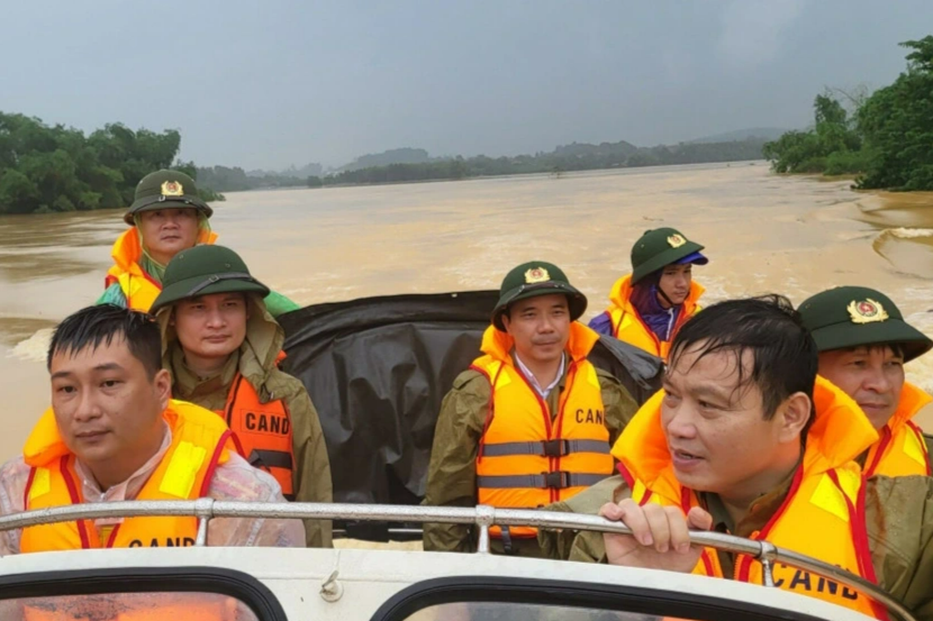 Nỗi đau vùng lũ: Chờ nước rút tiễn người quá cố, nhiều trẻ lâm cảnh mồ côi - 11 Nỗi đau vùng lũ: Chờ nước rút tiễn người quá cố, nhiều trẻ lâm cảnh mồ côi - 11