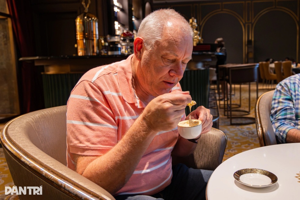 Hà Nội: Trải nghiệm cà phê trứng dát vàng 24K khiến khách Tây thích thú - 6