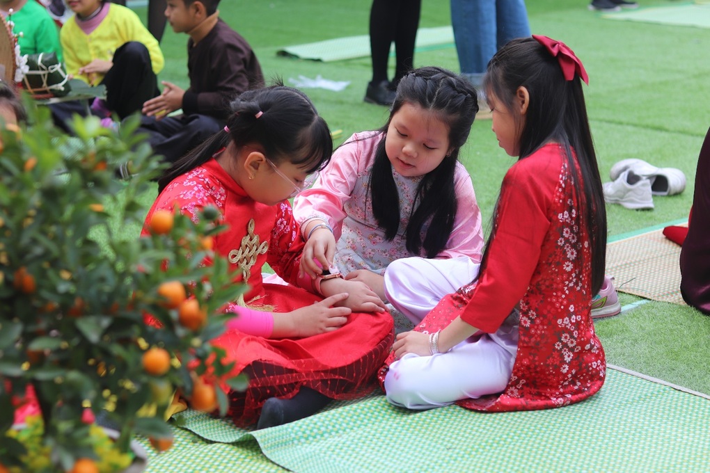 Học sinh Hà Nội học gói bánh chưng, gửi Tết ấm đến trẻ em vùng cao - 10 Học sinh Hà Nội học gói bánh chưng, gửi Tết ấm đến trẻ em vùng cao - 10