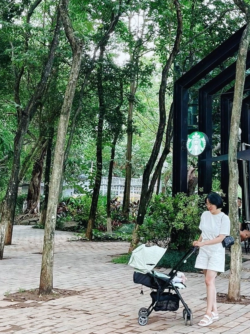 Đi đẻ kẻ mắt tô son như Minh Hằng: Phụ nữ quên gì cũng được trừ... son! - 1 Đi đẻ kẻ mắt tô son như Minh Hằng: Phụ nữ quên gì cũng được trừ... son! - 1