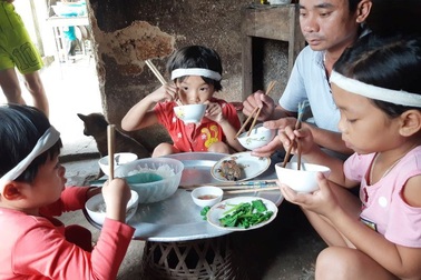 Mẹ mất đột ngột, bố lâm bệnh nặng, 4 đứa trẻ mịt mờ tương lai