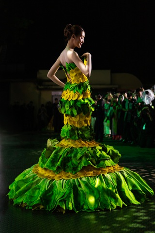 Á hậu Quỳnh Châu mặc trang phục độc đáo, gây chú ý trước ngày cưới - 4 Á hậu Quỳnh Châu mặc trang phục độc đáo, gây chú ý trước ngày cưới - 4