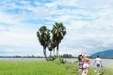 Ghé An Giang mùa nước nổi đẹp mê hồn, thưởng thức món gà đốt trứ danh