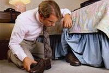 Trốn dưới… gầm giường “bạn gái” suốt 3 tháng!