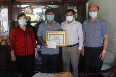 Khen thưởng vợ chồng F0 vào rẫy cách ly, không để phát sinh F1