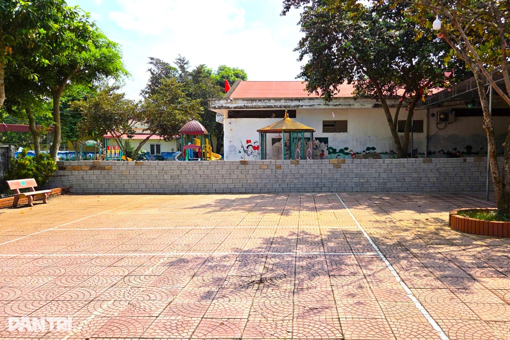 Xã thất hứa, người dân xây tường rào chắn ngang trường học đòi đất - 1 Xã thất hứa, người dân xây tường rào chắn ngang trường học đòi đất - 1