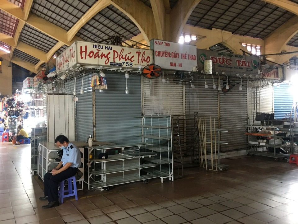 Buôn bán ế ẩm, hàng loạt tiểu thương chợ Bến Thành quyết định bán quầy - 3 Buôn bán ế ẩm, hàng loạt tiểu thương chợ Bến Thành quyết định bán quầy - 3