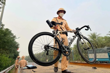 CSGT Hà Nội xử lý 15 "cua rơ" đạp xe trên đường Võ Nguyên Giáp