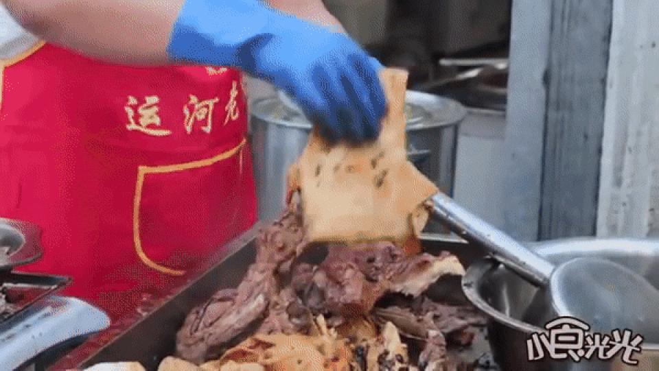Quán lẩu bình dân hầm hơn 200 kg xương/ngày, khách đợi từ khi chưa mở bán - 4 Quán lẩu bình dân hầm hơn 200 kg xương/ngày, khách đợi từ khi chưa mở bán - 4