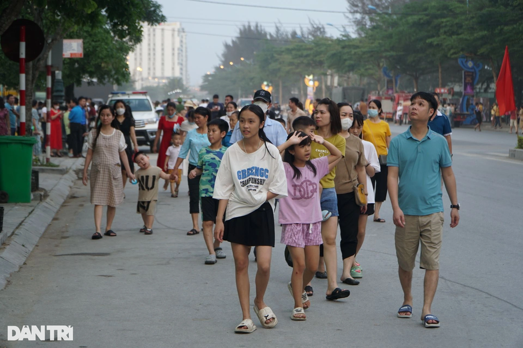 Biển Sầm Sơn đông nghịt du khách - 5 Biển Sầm Sơn đông nghịt du khách - 5