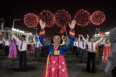 Người Triều Tiên múa hát, bắn pháo hoa bất chấp căng thẳng leo thang