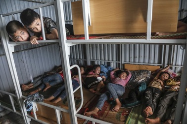 Học sinh trú trong nhà tôn "nóng như lò bánh mì" ở Xín Mần