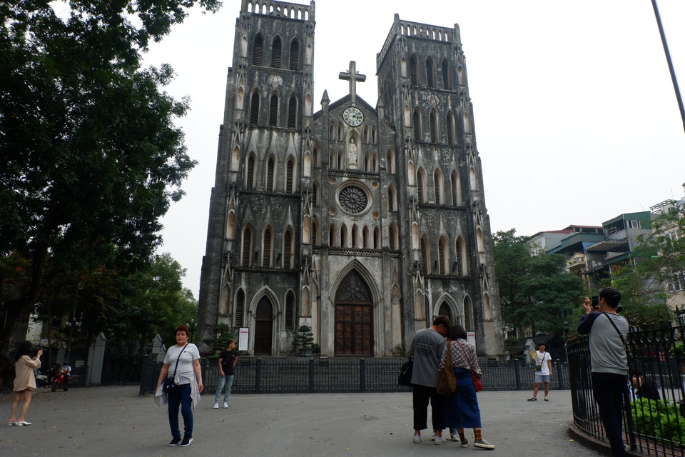 Khách nước ngoài bất ngờ, tiếc nuối khi nhiều di tích đóng cửa vì Covid-19 - 10