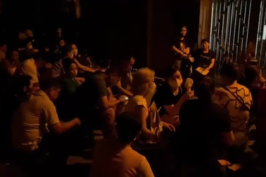 Hà Nội: Phụ huynh xếp hàng xuyên đêm cố giành suất học lớp 10 cho con