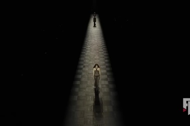 Loạt người mẫu để ngực trần, dùng tay che chắn khi catwalk