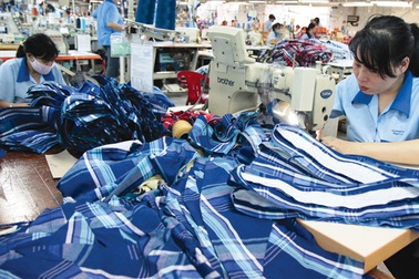 Xuất khẩu dệt may tăng nhanh nhất thế giới, dân Việt vẫn chuộng mua “hàng chợ”