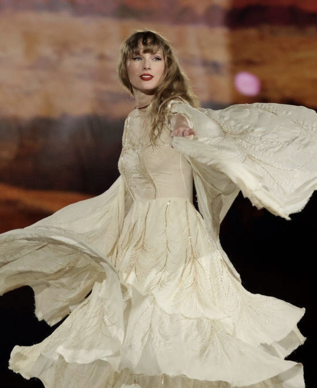 Biểu diễn ở Singapore, Taylor Swift chọn diện đồ của các nhà mốt danh tiếng - 6 Biểu diễn ở Singapore, Taylor Swift chọn diện đồ của các nhà mốt danh tiếng - 6