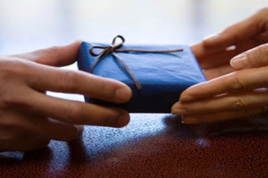 10 món quà không nên tặng khi mới yêu 