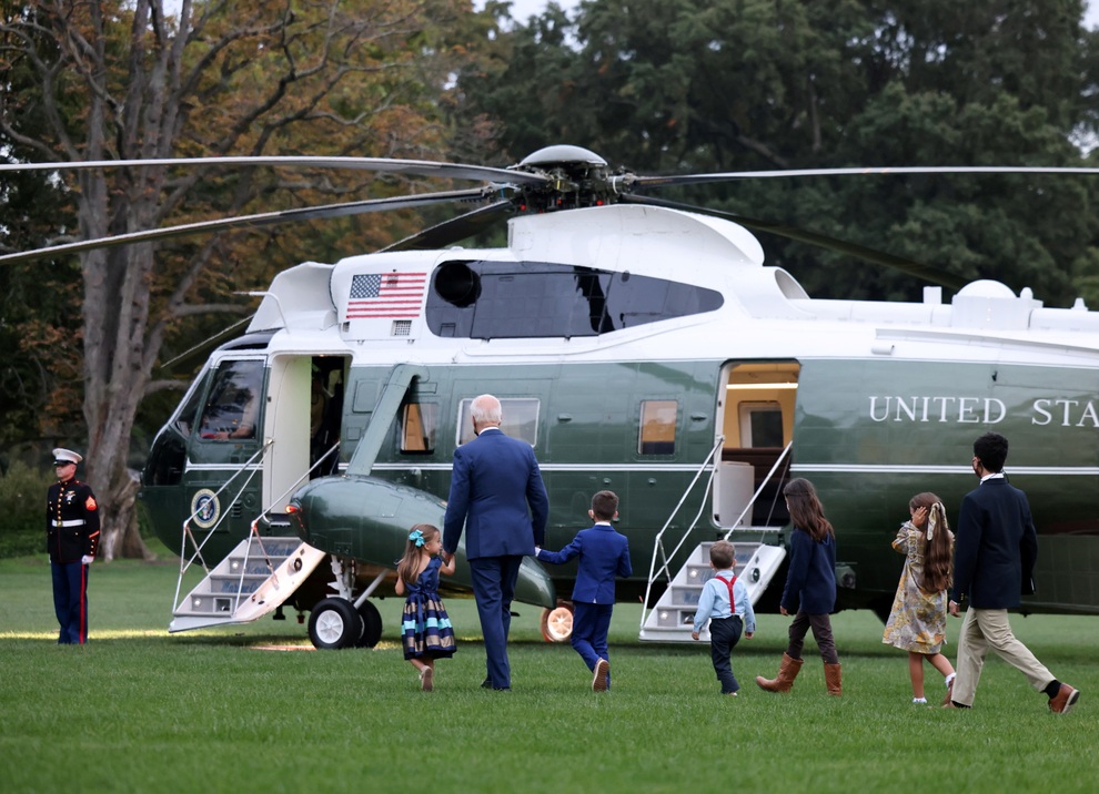 Ông Biden đích thân đưa khách đặc biệt thăm trực thăng tổng thống - 4
