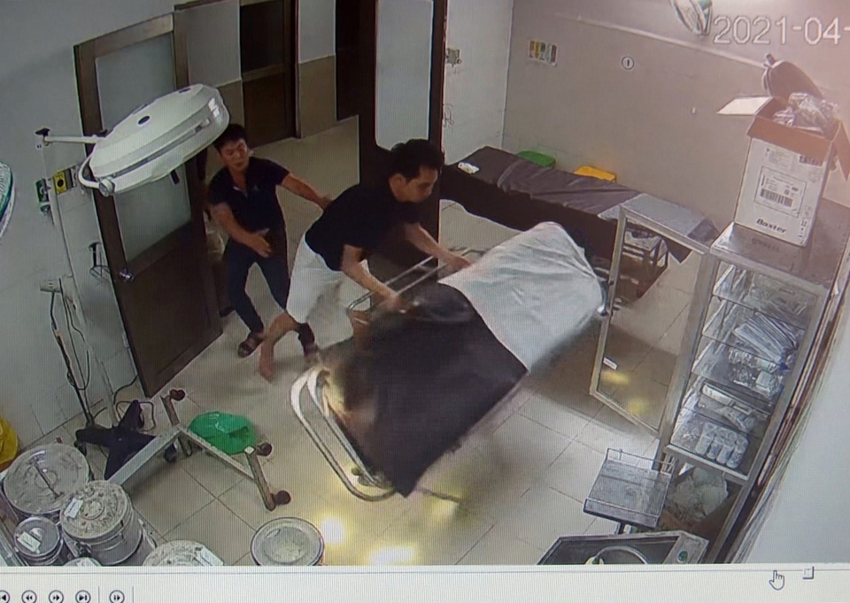 Vào bệnh viện cấp cứu, bệnh nhân đánh cả bác sĩ, phá thiết bị y tế - 1 Vào bệnh viện cấp cứu, bệnh nhân đánh cả bác sĩ, phá thiết bị y tế - 1