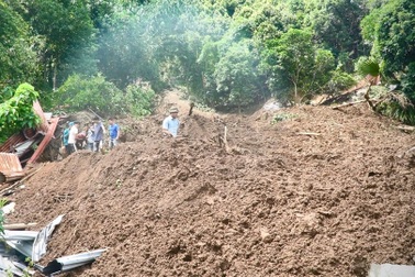 Sạt lở ở Yên Bái vùi lấp một ngôi nhà, 2 cháu bé thương vong
