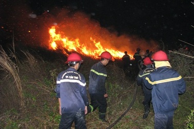 Cháy lớn làm “náo loạn” khu dân cư gần cầu Cần Thơ