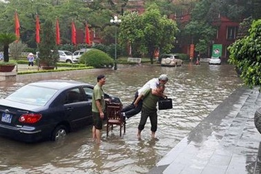 Những hình ảnh khóc - cười cùng trận “lụt” ở Hà Nội sáng nay