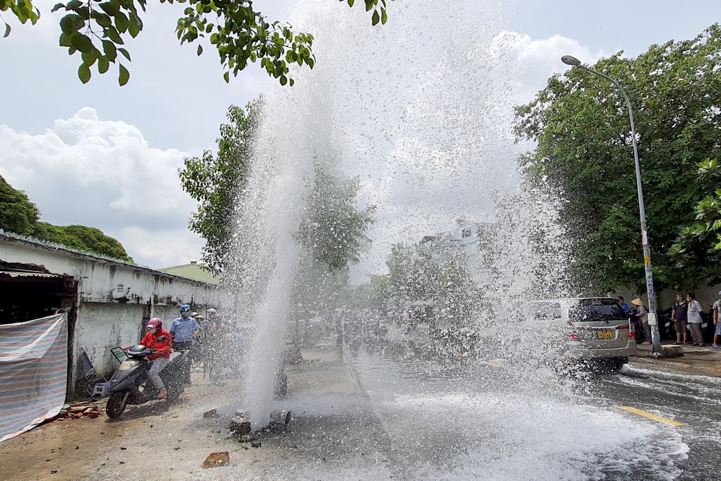 Ô tô chạy lùi tông gãy trụ nước, thủng tường công ty - 2 Ô tô chạy lùi tông gãy trụ nước, thủng tường công ty - 2