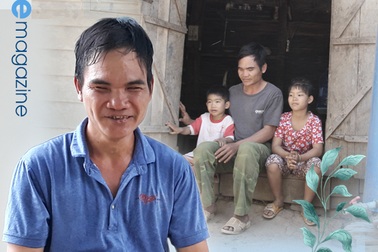 Cha con người đàn ông mù cười vang trong ngôi nhà mới như một giấc mơ