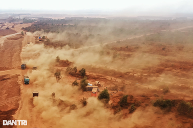 Bụi đỏ phủ kín ngóc ngách nhà dân ven dự án sân bay lớn nhất Việt Nam
