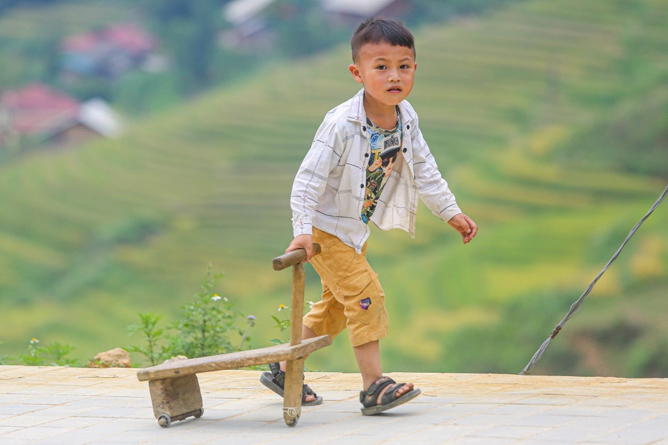 Thót tim xem màn “đua xe” tự chế của trẻ em vùng cao ở Sa Pa - 10 Thót tim xem màn “đua xe” tự chế của trẻ em vùng cao ở Sa Pa - 10