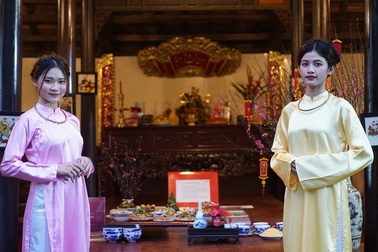 Người Sài Gòn xúng xính mặc áo dài trải nghiệm Tết xưa