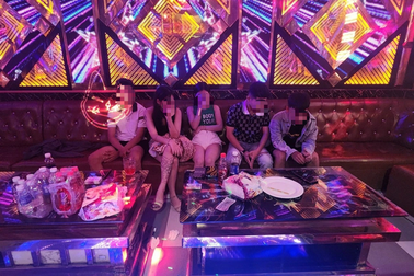 30 nam nữ mở tiệc ma túy trong quán karaoke