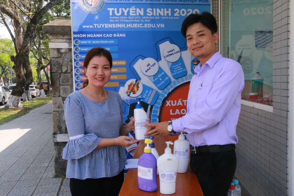 Giảng viên sản xuất nước rửa tay khô tặng người dân phòng dịch corona - 3 Giảng viên sản xuất nước rửa tay khô tặng người dân phòng dịch corona - 3