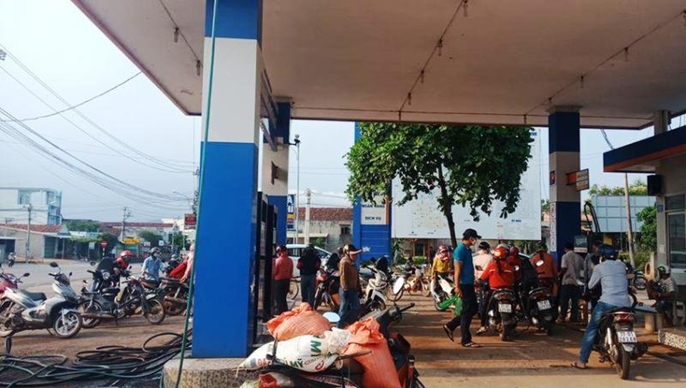 Xăng rẻ, dân xếp hàng dài mua tích trữ: Nguy cơ cháy nổ quá cao - 2 Xăng rẻ, dân xếp hàng dài mua tích trữ: Nguy cơ cháy nổ quá cao - 2