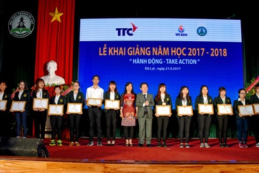 Gần 250 suất học bổng đến với sinh viên Đại học Yersin Đà Lạt