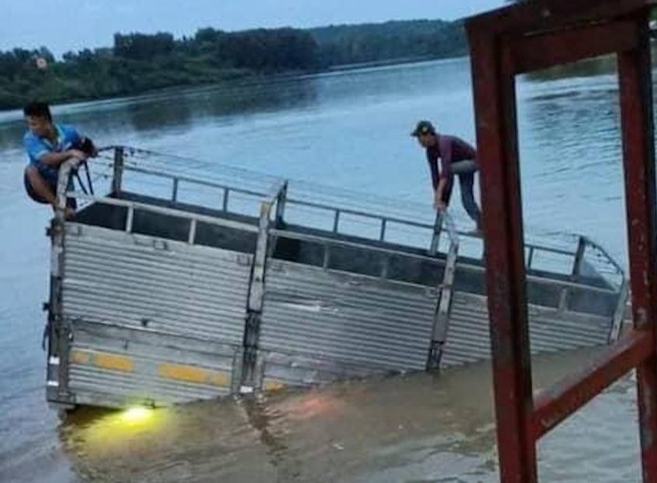 Xe tải bơi dưới sông, tài xế và phụ xe leo thùng hàng kêu cứu - 1