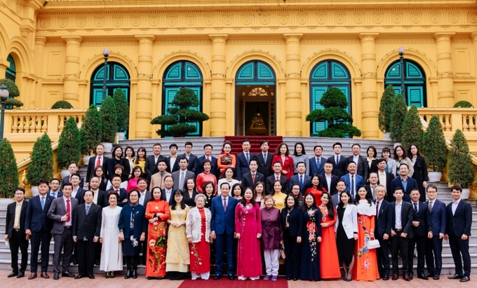 Phó Chủ tịch nước Võ Thị Ánh Xuân chụp ảnh cùng các đại biểu và nhà tài trợ tại Phủ Chủ tịch chiều 9/1/2022.
