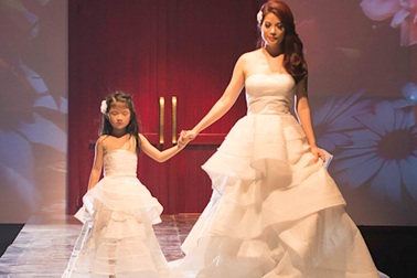 Trương Ngọc Ánh cùng con gái diễn thời trang