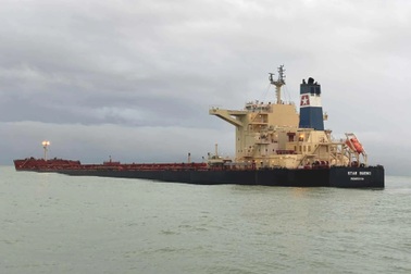 Tàu chở hơn 170.000 tấn quặng sắt mắc cạn, nguy cơ chìm trên biển Dung Quất