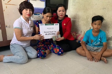 Người phụ nữ mù goá chồng nuôi 3 con thơ dại được giúp đỡ hơn 68 triệu đồng